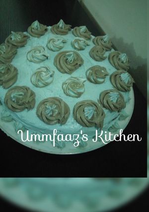 A picture of Whipped cream icing.