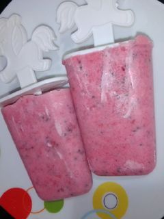 Una foto de Helado de fresas, chía y leche de coco