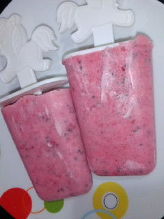 Una foto de Helado de fresas, chía y leche de coco