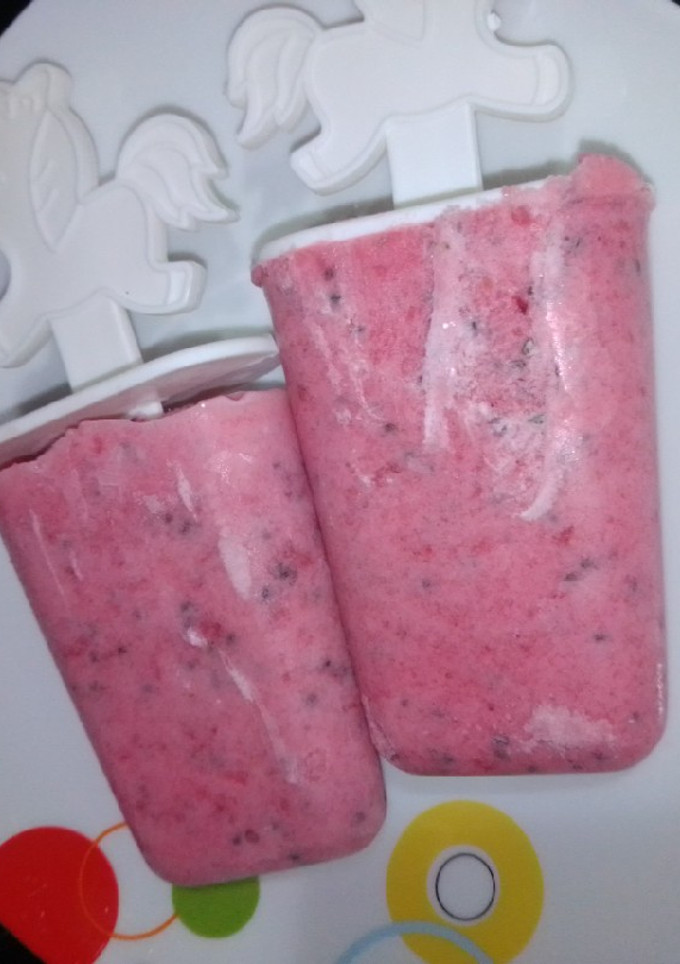Una foto de Helado de fresas, chía y leche de coco