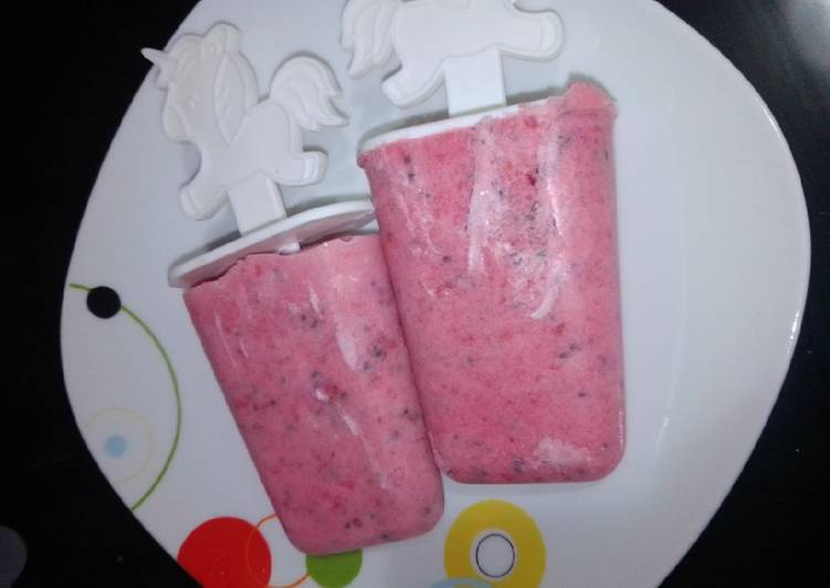 Helado de fresas, chía y leche de coco