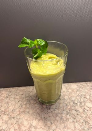 Φωτογραφία της συνταγής Smoothie με αβοκάντο, μανταρίνι, μπανάνα, χουρμάδες, φράουλες & μέντα 💛🩷💚🩷💛