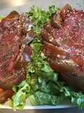Carpaccio de boeuf aux tomates noires,batavia et parmesan,huile d olive,citron et basilic