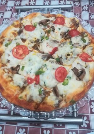 عکسی از دستور پیتزا قارچ‌ و‌ گوشت 😋