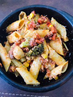 Una foto de ✨Pasta penne con salsa de verduras.✨