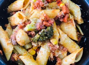Una foto de ✨Pasta penne con salsa de verduras.✨