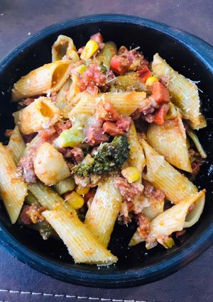 Una foto de ✨Pasta penne con salsa de verduras.✨