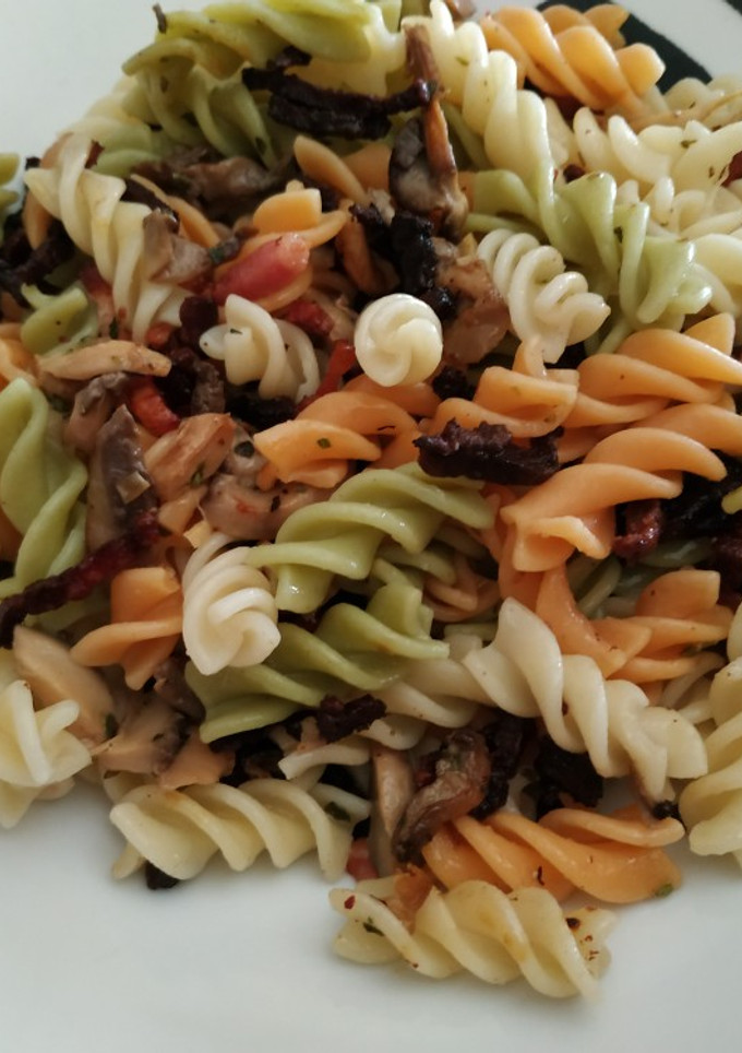 Una foto de Espirales con bacon y champiñones