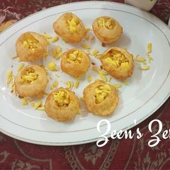 A picture of Golgappe Sukhi Puri Chaat.