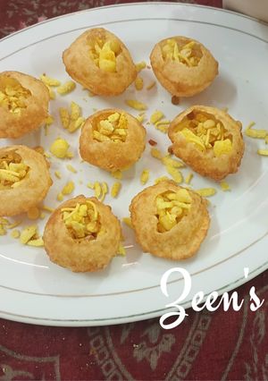 A picture of Golgappe Sukhi Puri Chaat.