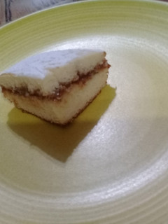 Una foto de Bizcochuelo de limón con dulce de leche