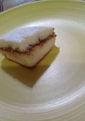 Una foto de Bizcochuelo de limón con dulce de leche