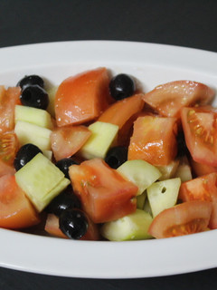 Una foto de Ensalada simple con aceitunas negras