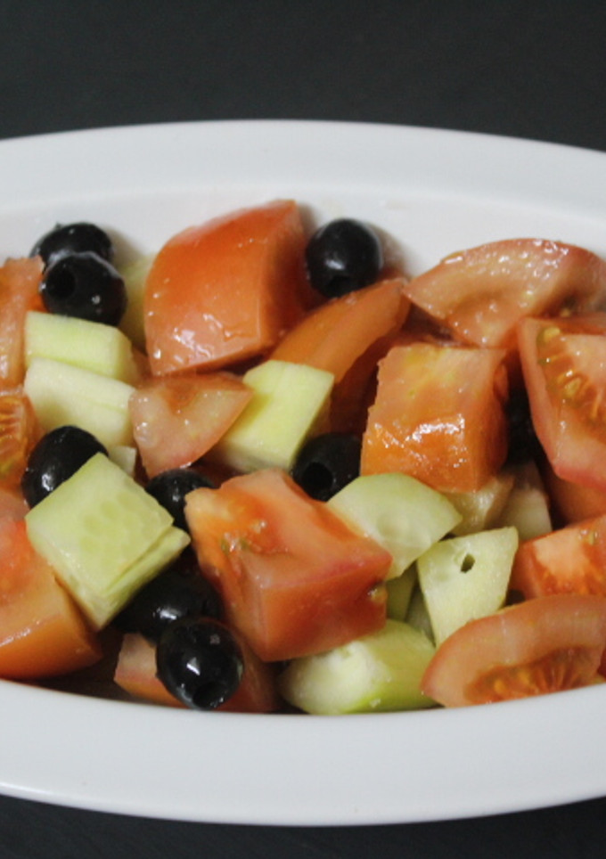 Una foto de Ensalada simple con aceitunas negras