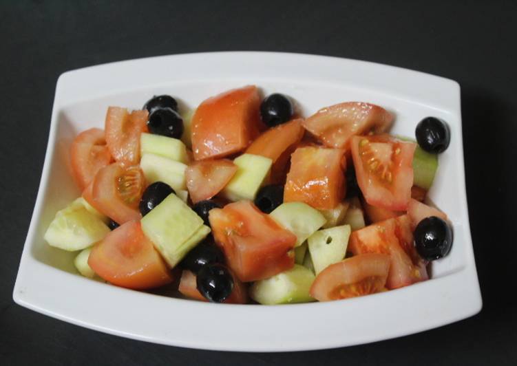 Ensalada simple con aceitunas negras