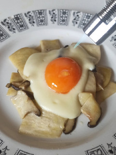 Una foto de Boletus con parmentier y yema