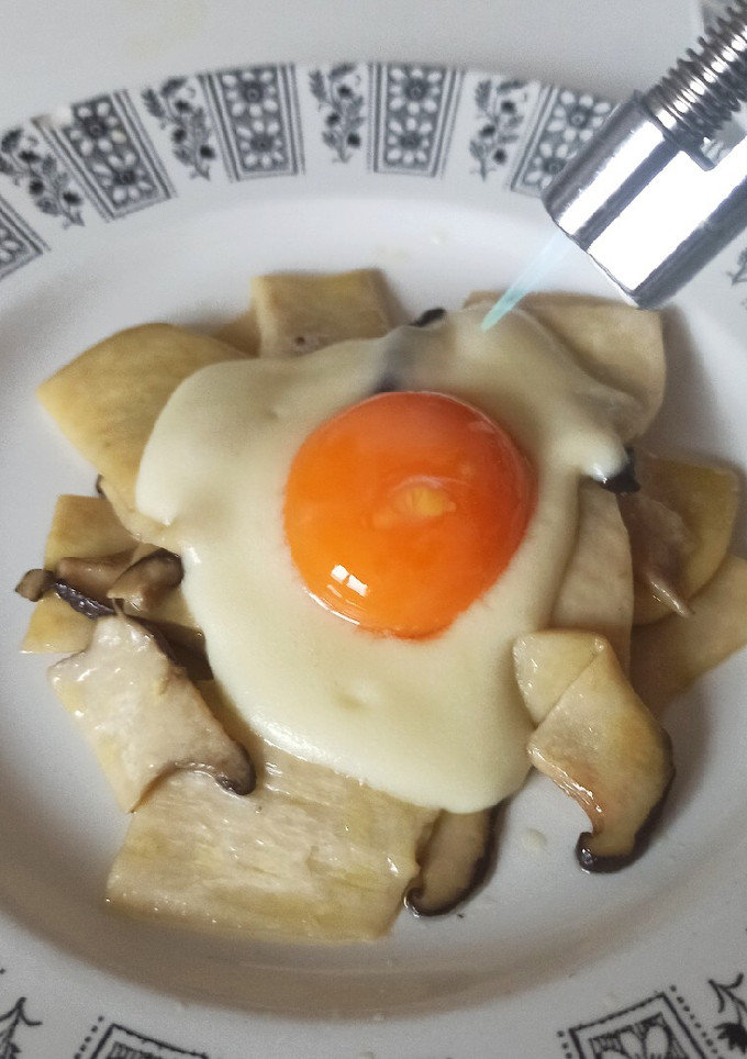 Una foto de Boletus con parmentier y yema