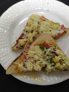 બ્રેડ પીઝા (Bread pizza recipe in gujarati) રેસીપી મુખ્ય ફોટો