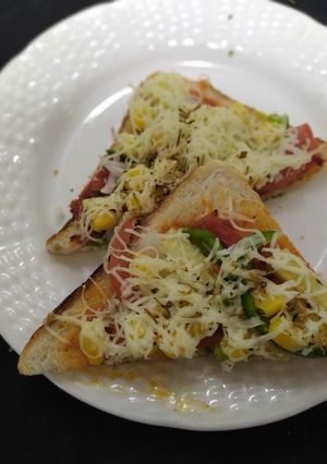 બ્રેડ પીઝા (Bread pizza recipe in gujarati) રેસીપી મુખ્ય ફોટો