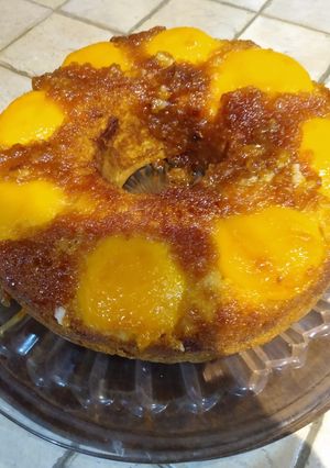 Una foto de Torta invertida de duraznos en almíbar sin tacc