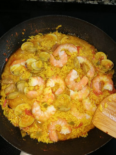 Una foto de Arroz amarillo con almejas y langostinos