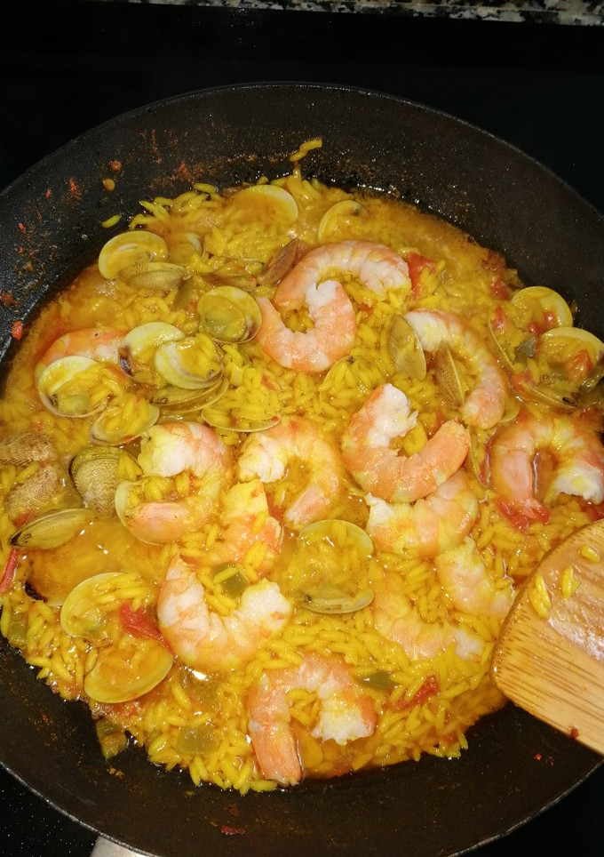 Una foto de Arroz amarillo con almejas y langostinos
