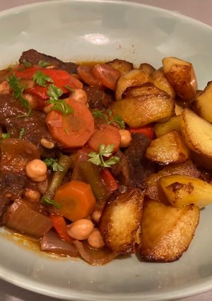 Foto principal de Estofado de ternera con garbanzos y patatas fritas
