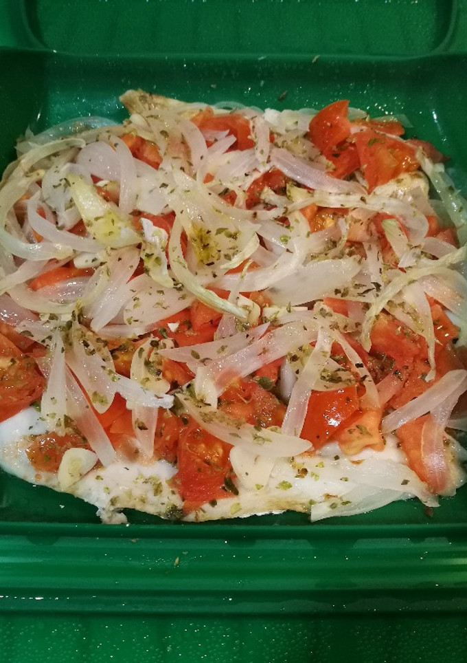 Una foto de Merluza con tomate y orégano (Lékué)
