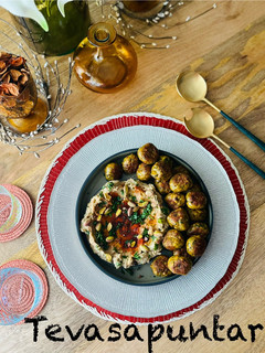 Una foto de Bolitas de pollo con pistachos 🐣 🌰 🥜 🍀