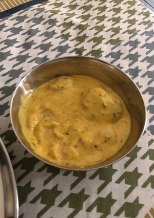 A picture of Sour kadhi pakoda.