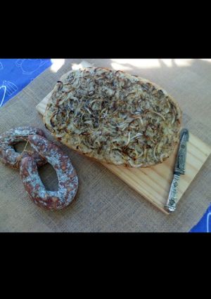 Una foto de Focaccia de longaniza, papa y cebolla😲😰