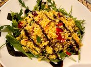 Una foto de ensalada de sémola