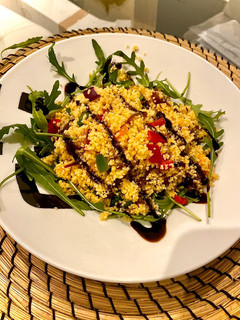 Una foto de Tabulé o ensalada de cuscús con dátiles 🥗