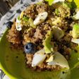 Ensalada templada de quinoa, aguacate, huevo y arándanos