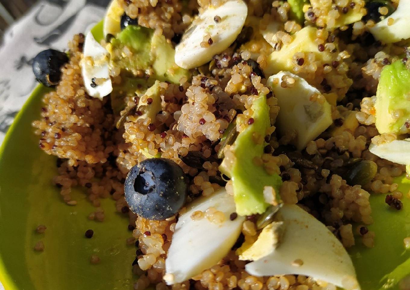 Ensalada templada de quinoa, aguacate, huevo y arándanos