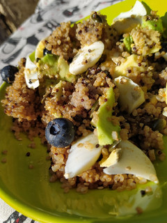Una foto de Ensalada templada de quinoa, aguacate, huevo y arándanos
