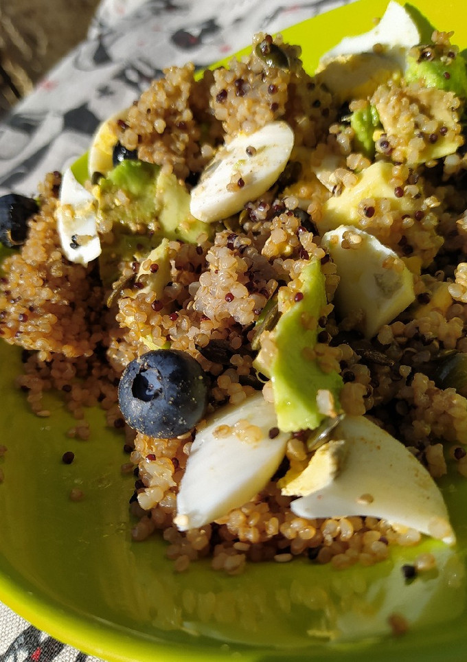 Una foto de Ensalada templada de quinoa, aguacate, huevo y arándanos
