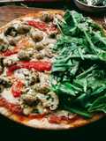 Pizza de champiñones y rúcula