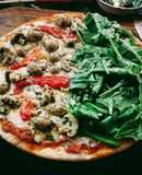 Pizza de champiñones y rúcula
