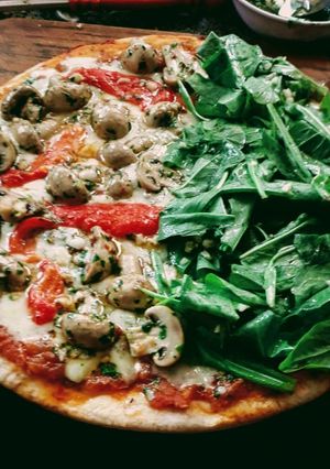 Una foto de Pizza de champiñones y rúcula