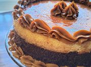 Una foto de bizcocho de flan con chocolate