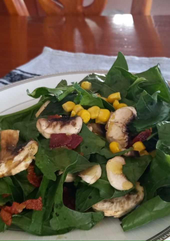 Una foto de Ensalada de espinacas con tocino