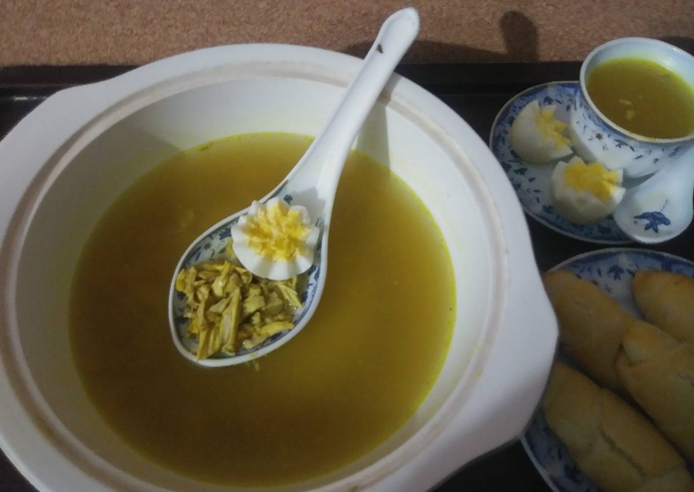 Chicken Yakhni with butter rolls