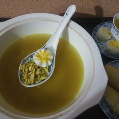 A picture of Chicken Yakhni with butter rolls.