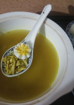 A picture of Chicken Yakhni with butter rolls.