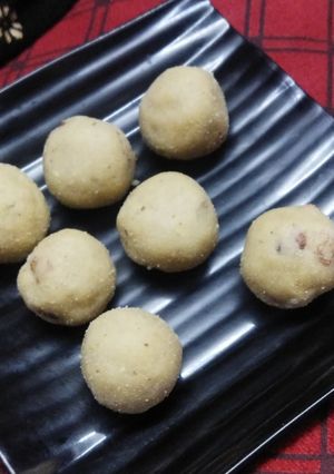 A picture of Poha (Aval) Ladoo.