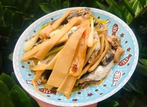 Hình của món Cá nục kho măng và ba rọi.