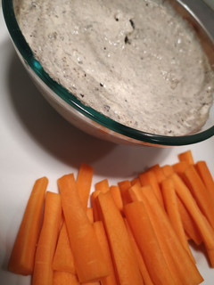 Una foto de Hummus de olivas negras