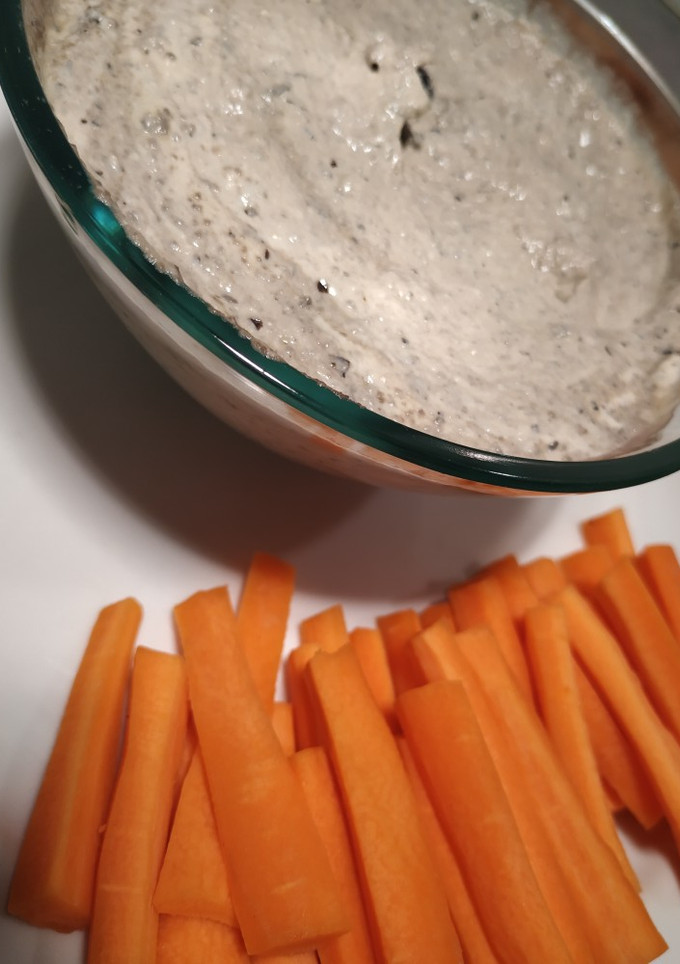 Una foto de Hummus de olivas negras