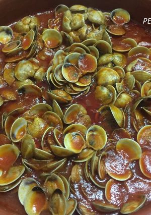Una foto de Chirlas en salsa con cebolla confitada